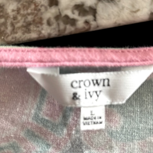 👀Crown and Ivy so pretty! 🌸wear with white /navy pants. In 💕condition.Finalprice - Picture 2 of 8